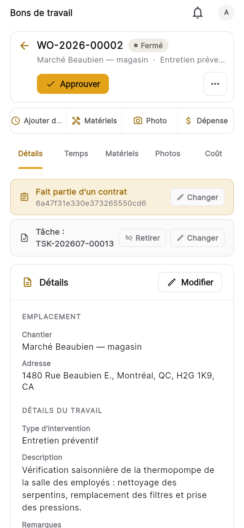 Bon de travail Jobyo sur un téléphone — saisir temps, matériel, photos et frais depuis le terrain